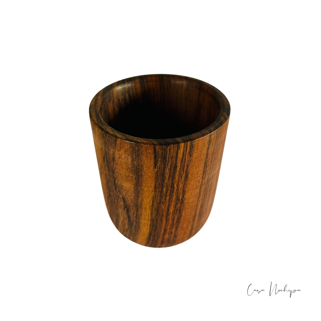 Vaso de madera de tzalam hecho a mano por artesanos mexicanos. Ideal para servir bebidas frías o calientes.