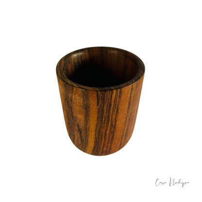 Vaso de madera de tzalam hecho a mano por artesanos mexicanos. Ideal para servir bebidas frías o calientes.