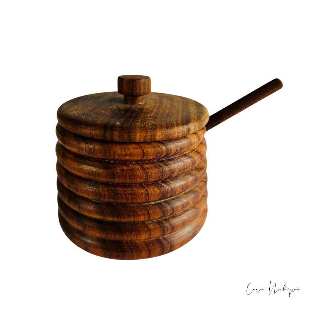 Mielero de madera de tzalam hecho a mano, con tapa y cucharón para miel. Artesanía mexicana ideal para almacenar y servir miel.