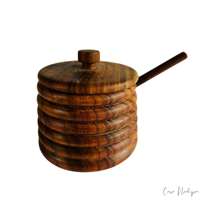 Mielero de madera de tzalam hecho a mano, con tapa y cucharón para miel. Artesanía mexicana ideal para almacenar y servir miel.