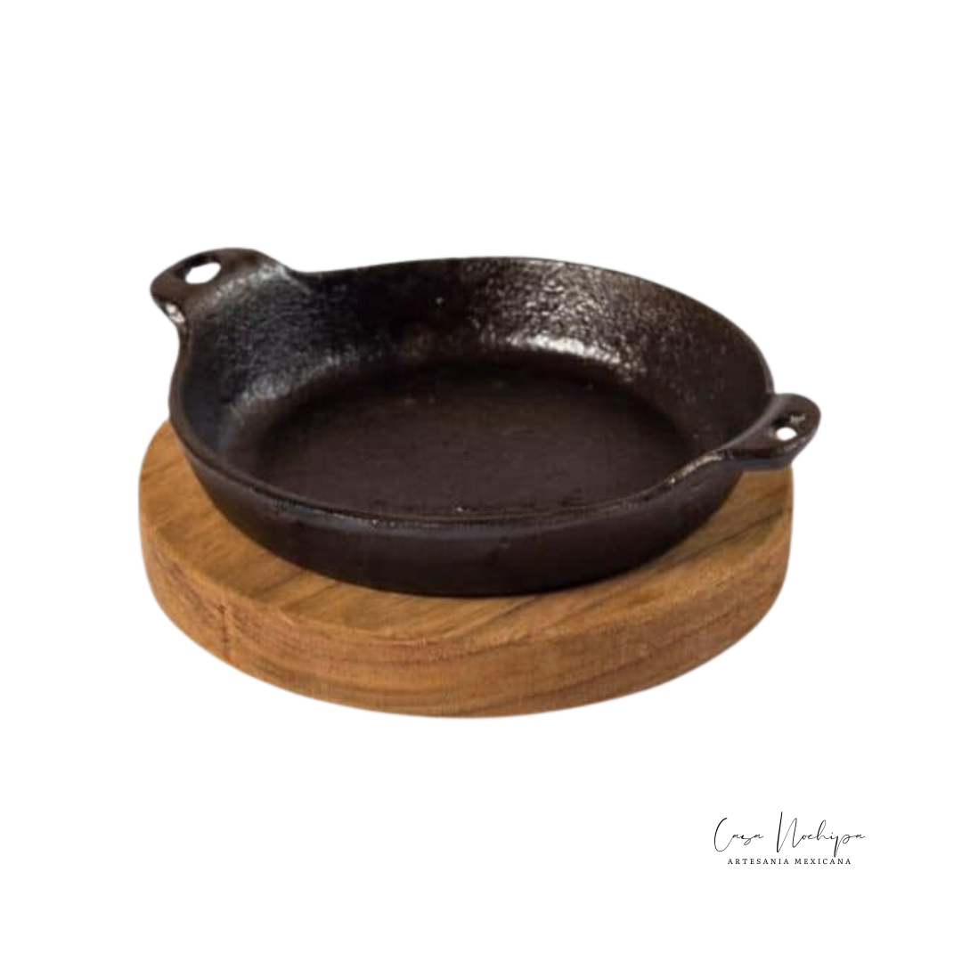 Quesera de hierro fundido de 15 cm con base de madera de parota, ideal para servir queso derretido.