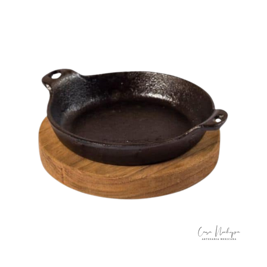 Quesera de hierro fundido de 15 cm con base de madera de parota, ideal para servir queso derretido.