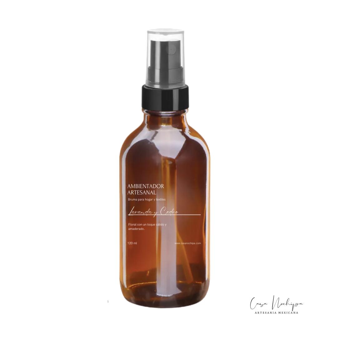 Ambientador artesanal de lavanda y cedro de Casa Nochipa en frasco ámbar de 120 ml, ideal para textiles y ambientes, hecho a mano en México con ingredientes naturales y aceites esenciales.