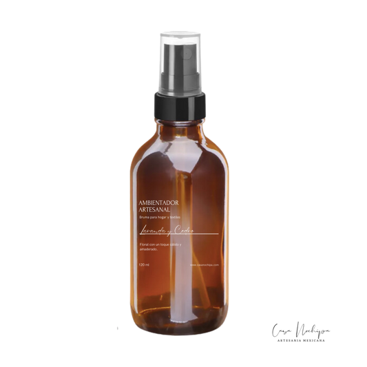 Ambientador artesanal de lavanda y cedro de Casa Nochipa en frasco ámbar de 120 ml, ideal para textiles y ambientes, hecho a mano en México con ingredientes naturales y aceites esenciales.