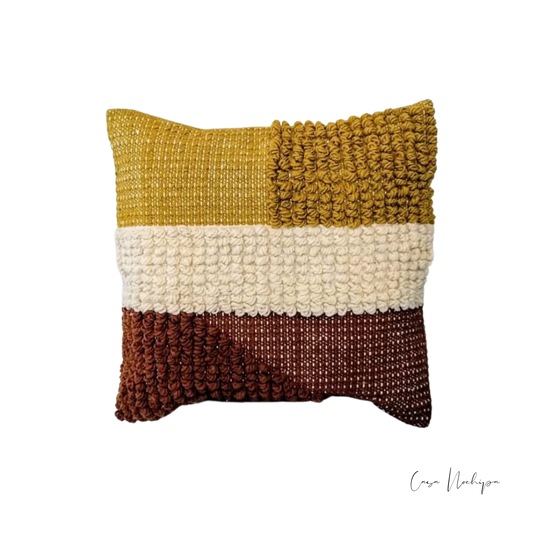 Cojín artesanal 50x50 cm con diseño texturizado en tonos mostaza, crema y terracota