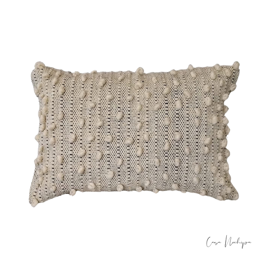 Cojín decorativo artesanal beige 50x50 cm con textura de pompones en lana natural