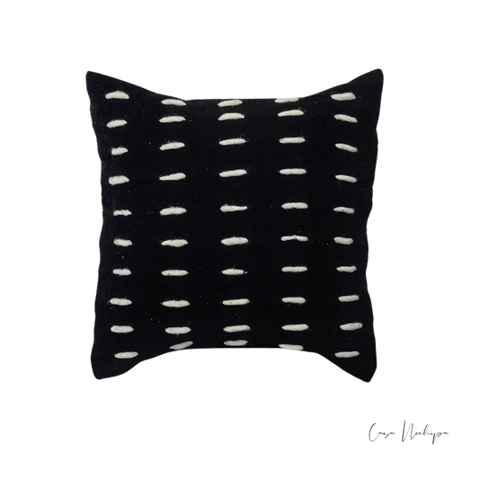 Cojín de lana 50x50 cm negro con diseño de líneas blancas tejido artesanalmente