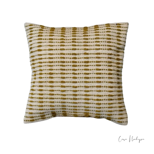 Cojín de lana 50x50 cm en tonos mostaza y crema con patrón decorativo
