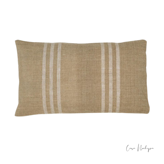 Cojín artesanal rectangular 40x60 cm en lana natural con diseño de franjas blancas