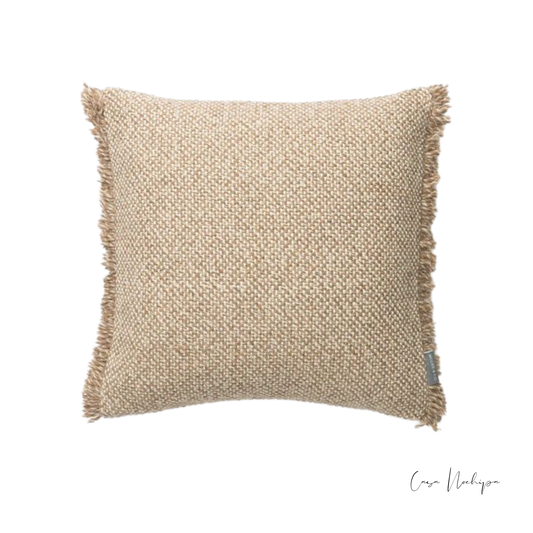 Cojín artesanal de lana color caramelo 50x50 cm con textura tejida