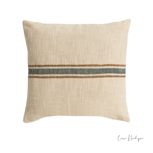 Cojín decorativo 50x50 cm en lana cruda con franja azul y café, tejido artesanal