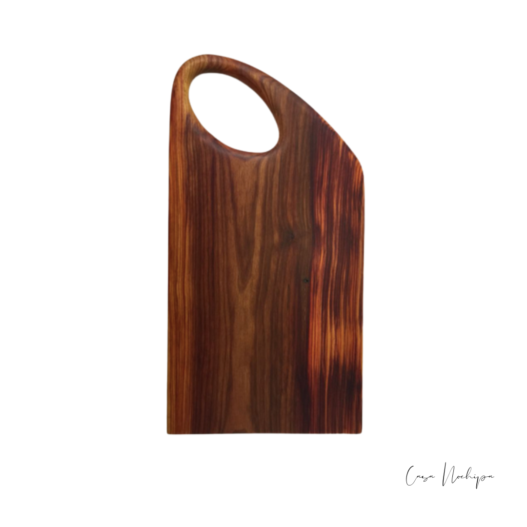 Tabla de tzalam artesanal 46 × 25 cm con mango integrado y veta natural.