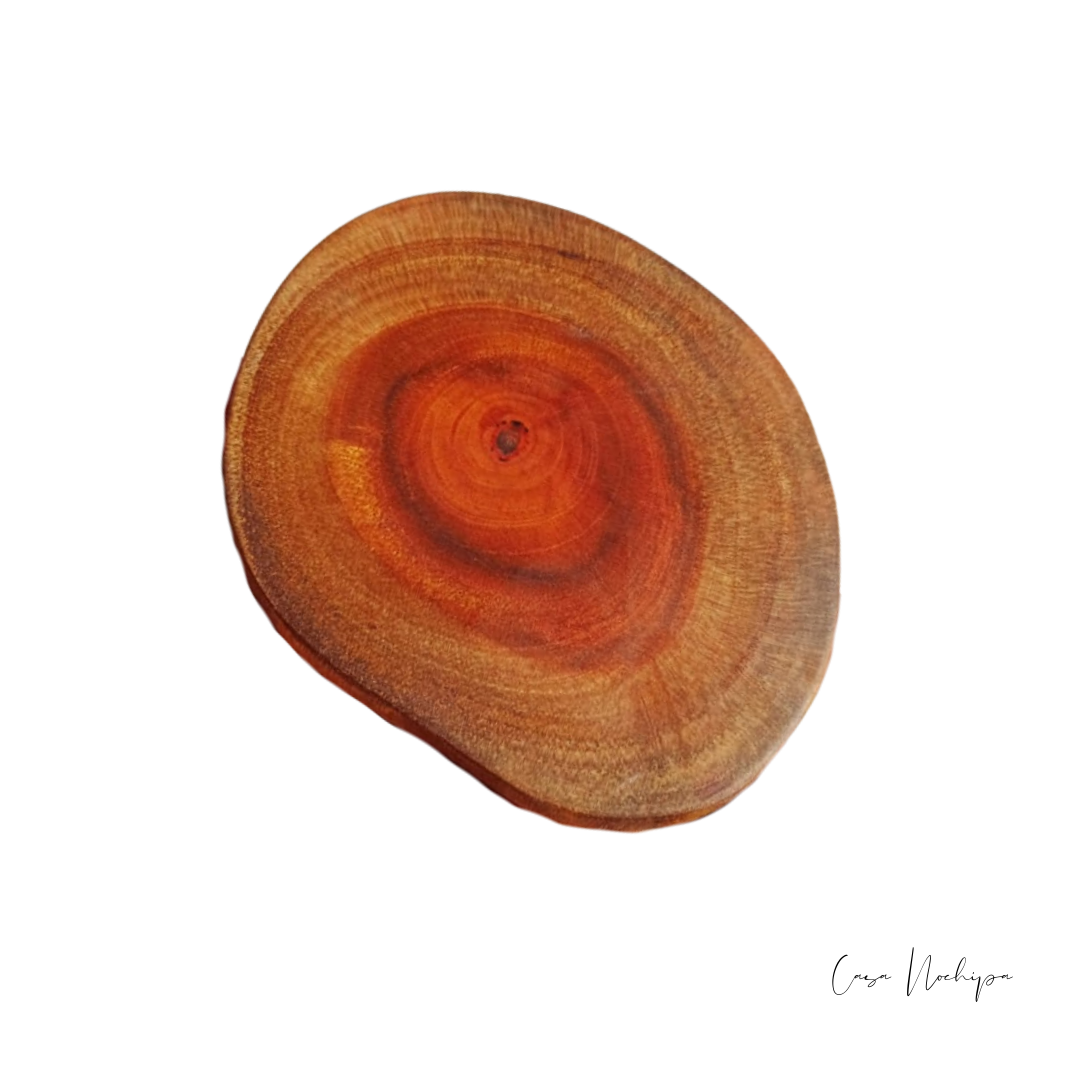 Posavasos artesanal de madera de tzalam 10–12 cm con vetas naturales.