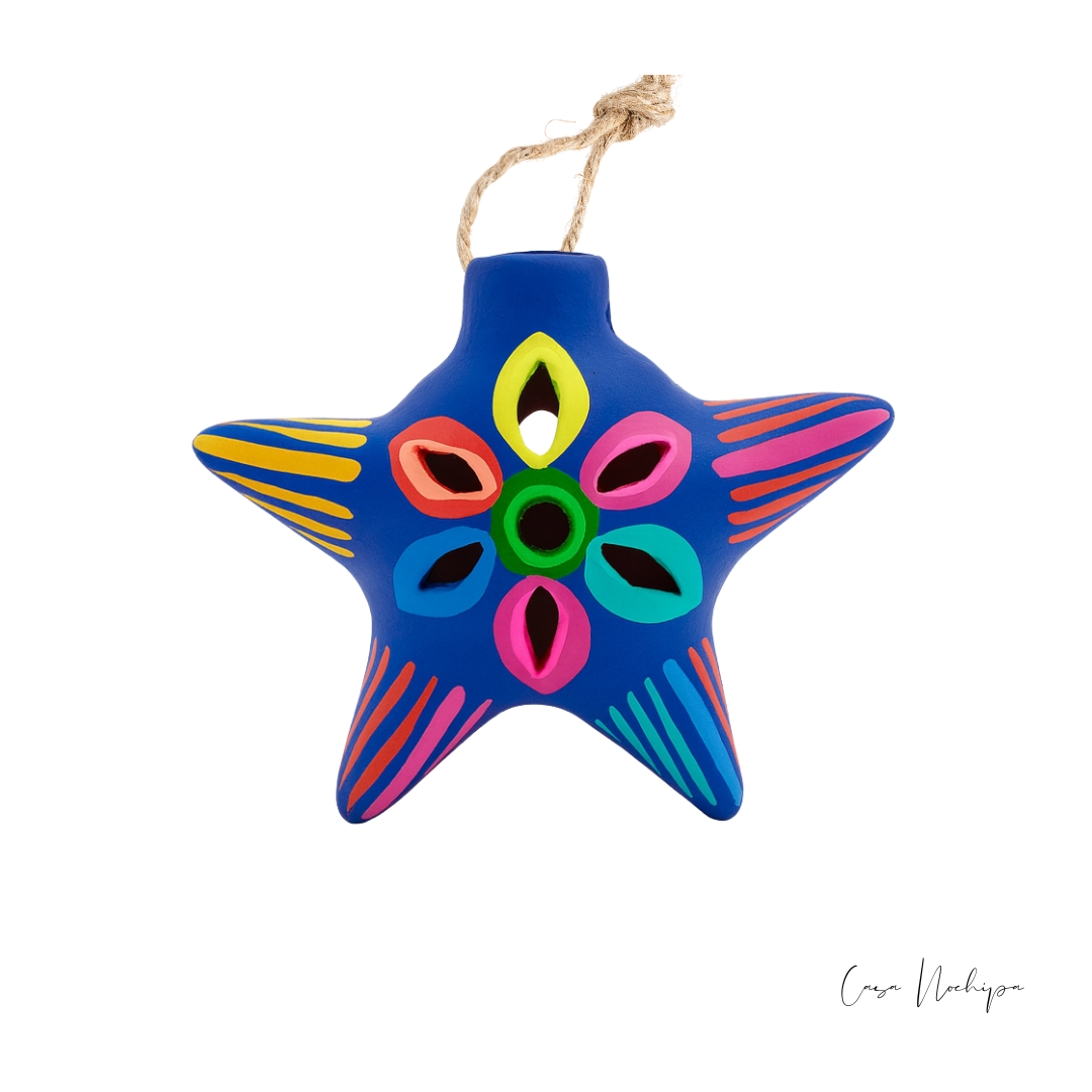 Estrella navideña de barro pintada a mano en azul con diseño floral multicolor.