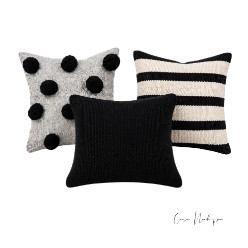 Set de tres cojines artesanales de lana negro y crudo de 50 × 50 cm tejidos en telar de pedal en México