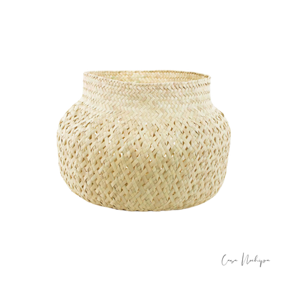 Olla de palma calada artesanal hecha a mano en Oaxaca, ideal para decoración y almacenamiento.