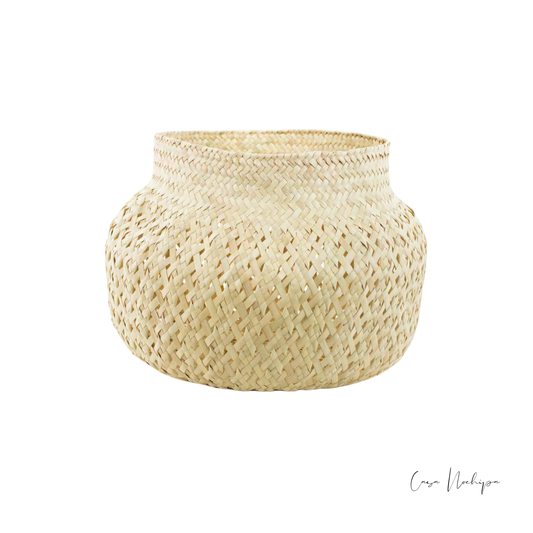 Olla de palma calada artesanal hecha a mano en Oaxaca, ideal para decoración y almacenamiento.
