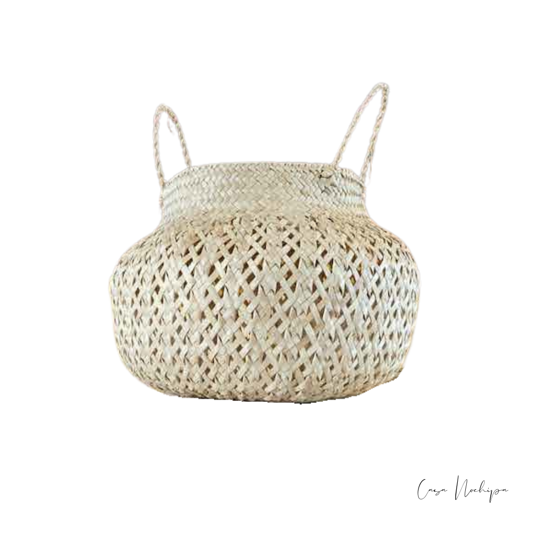 Olla de palma calada artesanal hecha a mano en Oaxaca, ideal para decoración y almacenamiento.
