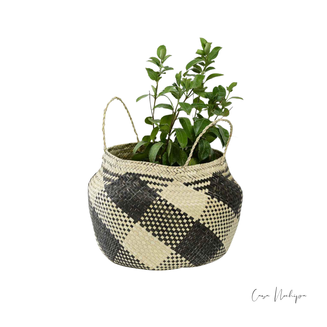 Olla de palma ahumada hecha a mano con asa de mecate o piel, artesanía sostenible de Oaxaca.