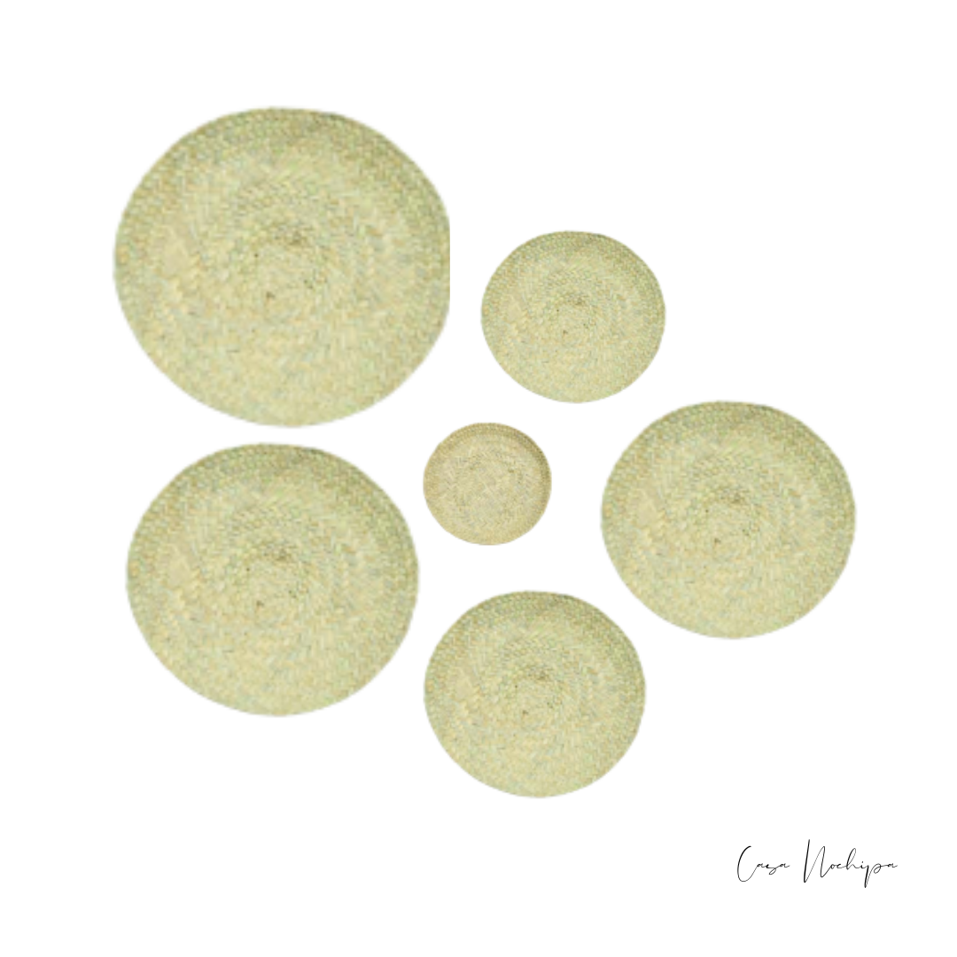 Set de 6 tapetes decorativos de palma en distintos tamaños, tejido a mano por artesanos mexicanos, ideal para decoración de paredes.