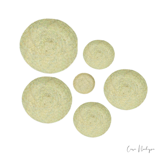 Set de 6 tapetes decorativos de palma en distintos tamaños, tejido a mano por artesanos mexicanos, ideal para decoración de paredes.