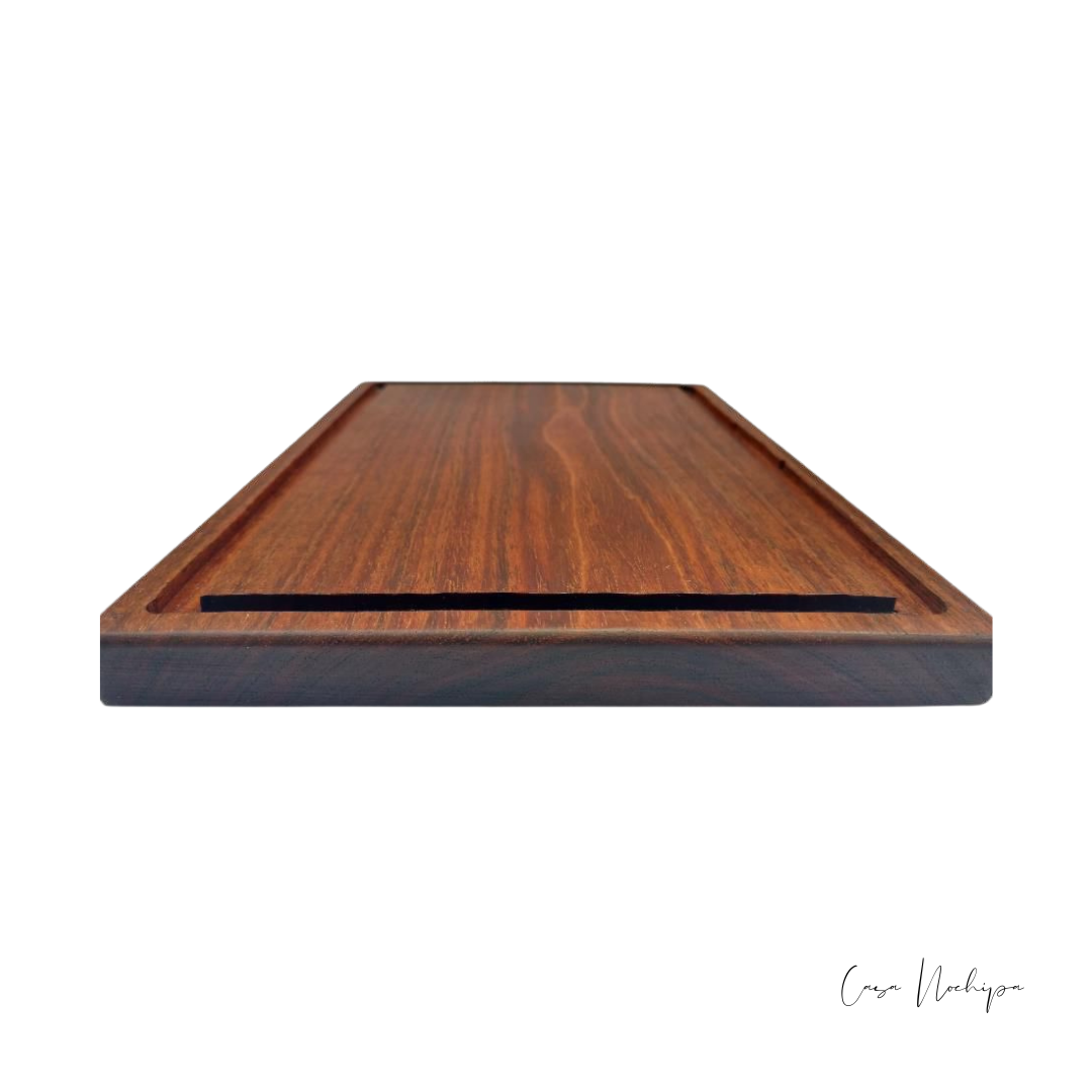 Tabla de cocina de madera de tzalam con canal para retener jugos, hecha a mano por artesanos mexicanos. Ideal para picar y servir alimentos.