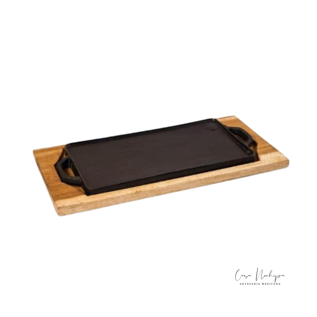 Plancha de hierro fundido con base de madera de parota, tamaño 30x12 cm.