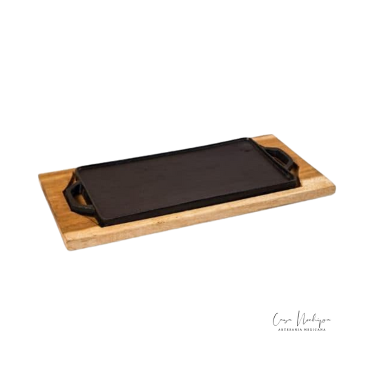 Plancha de hierro fundido con base de madera de parota, tamaño 30x12 cm.