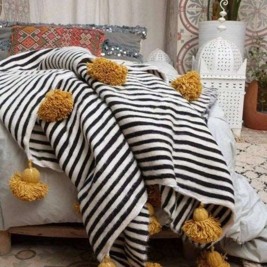 Frazada mexicana artesanal a rayas blanco y negro con borlas mostaza decorativas