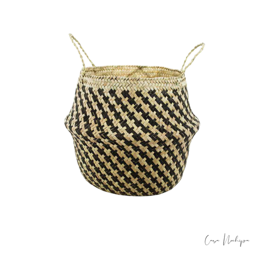 Macetero de palma natural con acabado ahumado, ideal para decoración rústica.