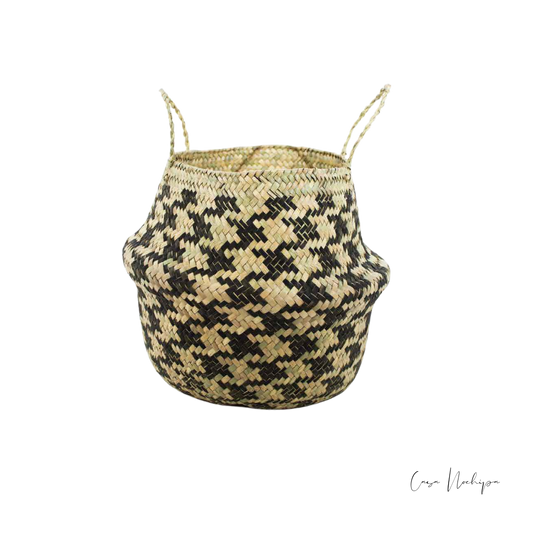 Artesanía mexicana en palma natural, cubremacetas decorativas con estilo único.