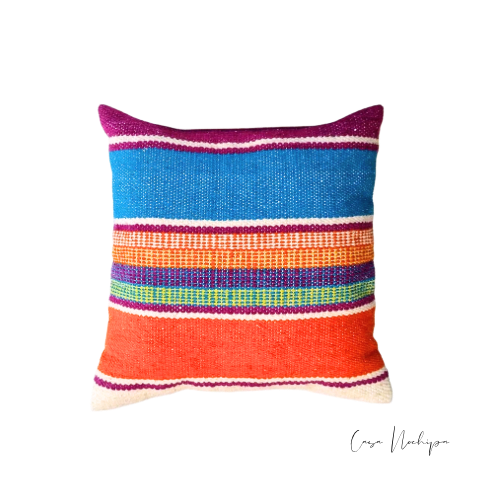 Cojín de lana con franjas multicolores tejido a mano, hecho en México..