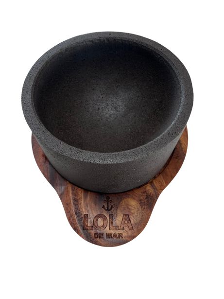 Molcajete de piedra volcánica: utensilio tradicional mexicano tallado en piedra volcánica, utilizado para moler ingredientes y preparar salsas y guacamole.