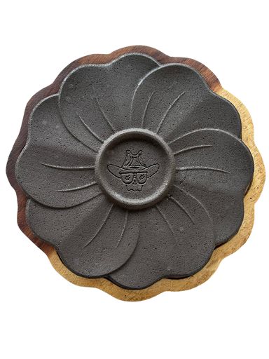 Plato en forma de flor hecho de piedra volcánica con plato de madera: elegante pieza artesanal para servir alimentos, ideal para presentar platillos con un toque rústico y natural.