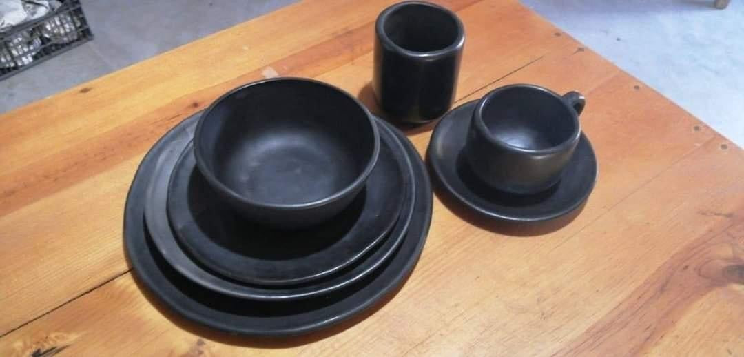 Plato de barro negro, ideal para decorar y servir con autenticidad