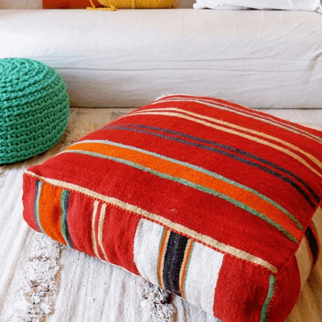 Puf de Casa Nochipa: textiles artesanales con colores vibrantes de México. 