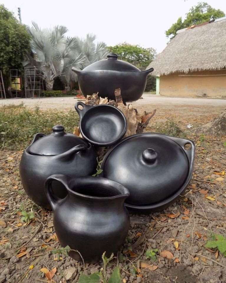 Vajilla de barro negro artesanal de Oaxaca, estilo elegante y tradicional